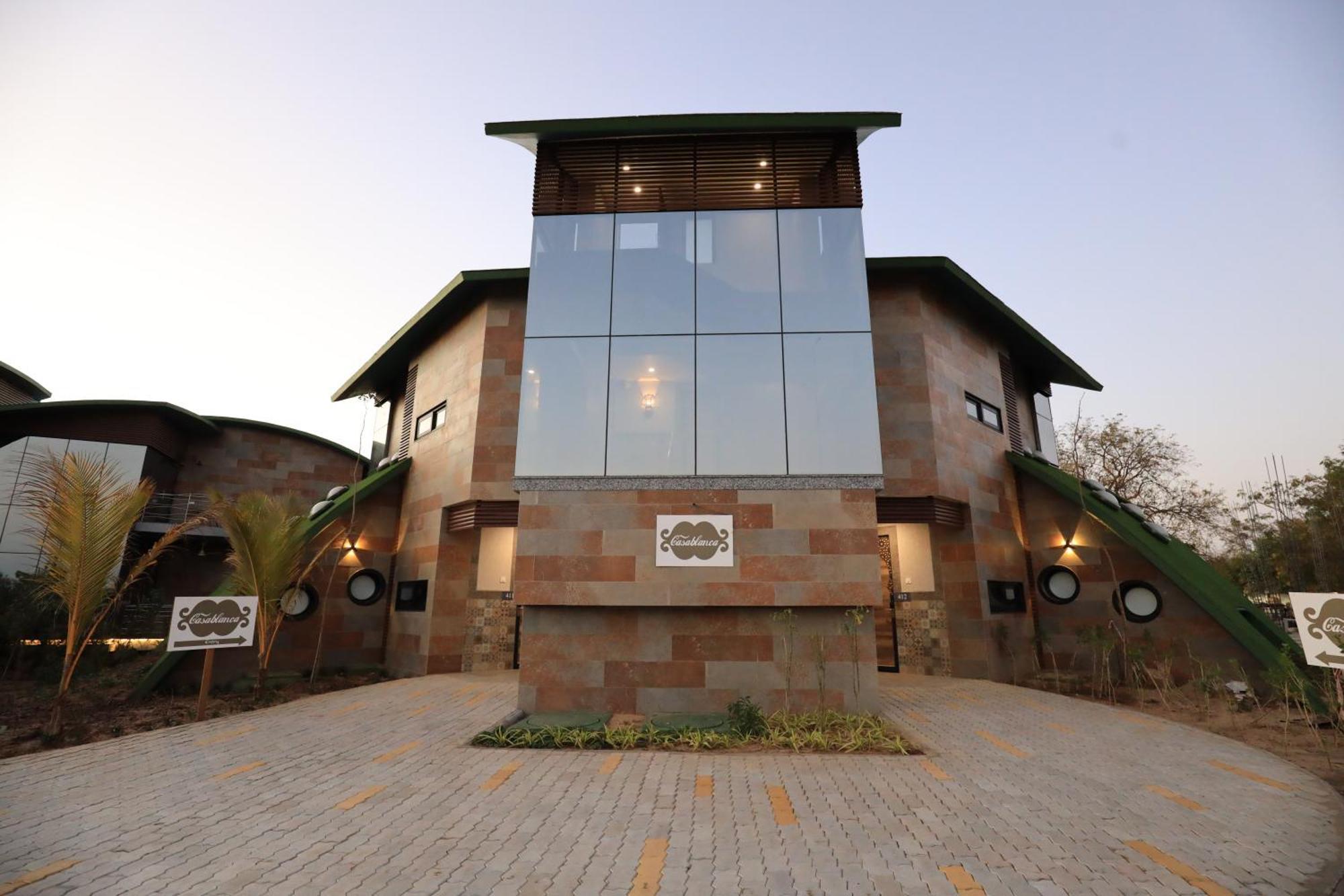 Neonz Resort & Club Anand Exterior photo